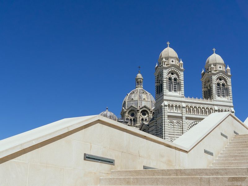 Marseille — Port, sun and scene on the Mediterranean