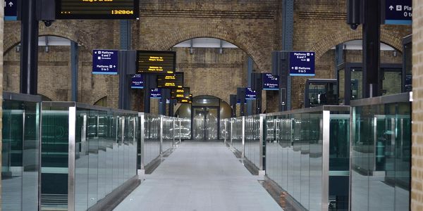 Anreise & Transport: Stressfrei ans queere Ziel