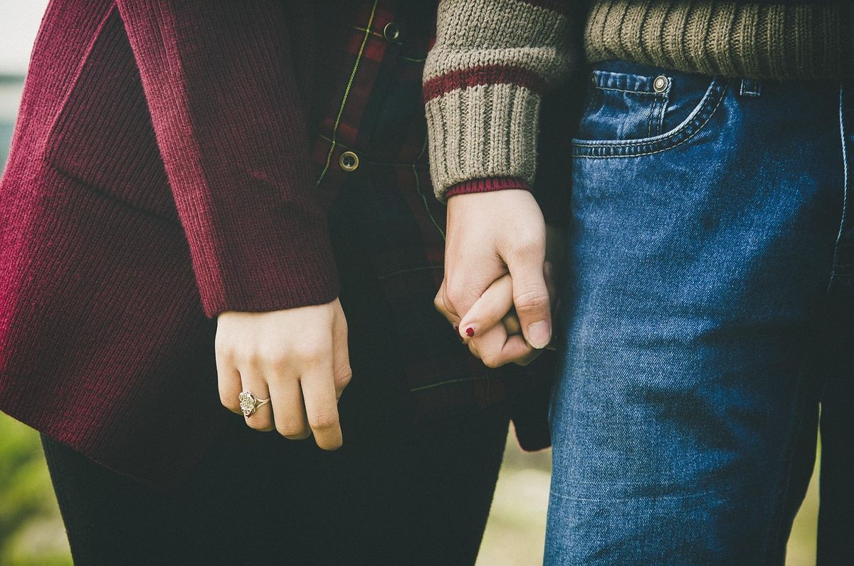 Viajar en pareja queer: hoteles, destinos y pequeñas trampas
