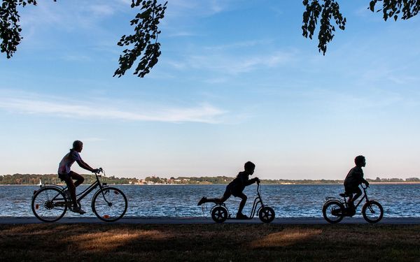 Familias arcoíris de viaje: destinos queer aptos para familias