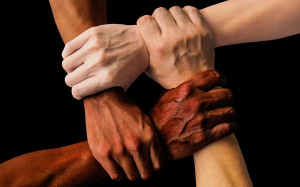 LGBTQ+-Vereine und Gruppen finden