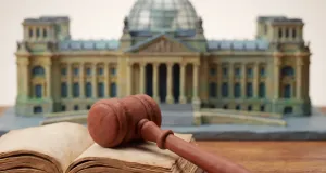 Berliner Senatorin drängt auf Grundgesetzänderung für queere Gleichstellung