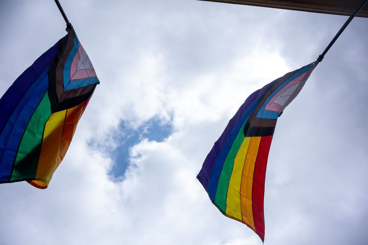 Pride-Flaggen erklärt: Von der Regenbogenflagge bis zur Progress-Flagge