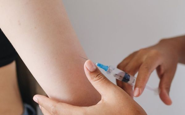 Mpox-Impfung für schwule und bi Männer: Was aktuell empfohlen wird