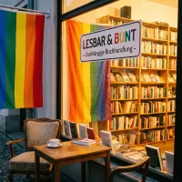 Librerías y cafés queer: los terceros lugares de la comunidad