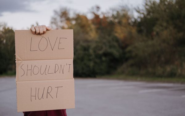 Llevar una pancarta al Orgullo: decir lo que importa sin tapar a otras personas