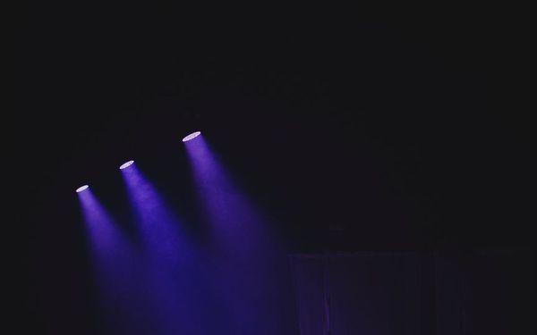 Drag Kings auf der Bühne: Was dich bei einer Show erwartet
