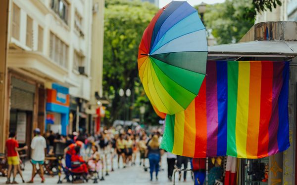 Ir sola al Orgullo: cómo vivir tu primera vez a tu ritmo