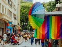 Allein zum CSD: So planst du deinen ersten Besuch in deinem Tempo