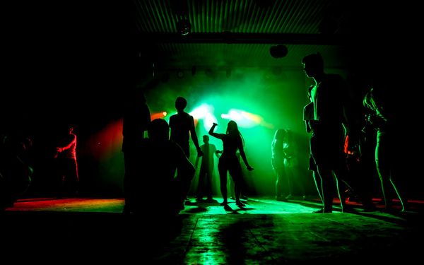 Darkroom-Knigge: Regeln, Konsens und Etikette für Einsteiger