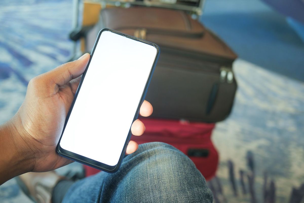 Móvil, apps y fotos: seguridad digital al viajar a países donde ser gay es delito