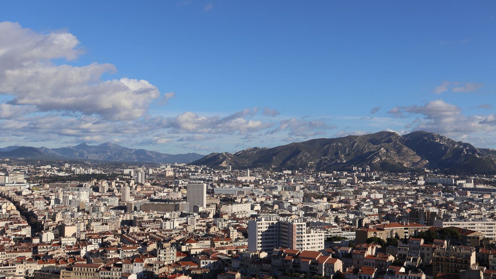 Marseille — Port, sun and scene on the Mediterranean